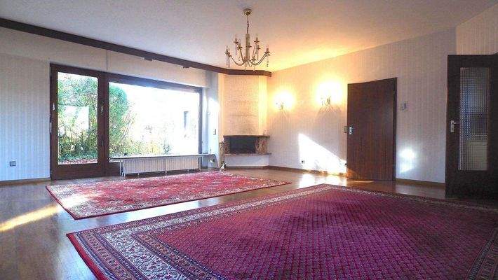 Wohnzimmer m. Kamin u. Terassenzugang..jpeg