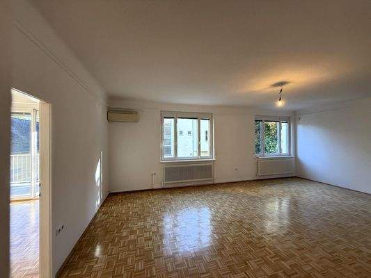 Wohnzimmer / Blick ins Schlafzimmer 2 von 2