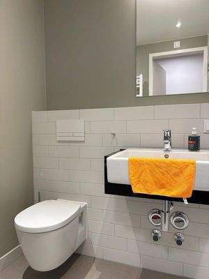 Waschbecken & Toilette 