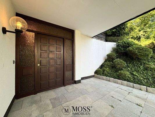 Repräsentative, massive Eingangstür im EG