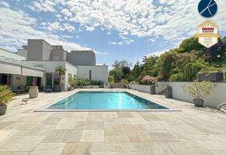 Große Terrasse mit Edelstahl-Überlaufpool