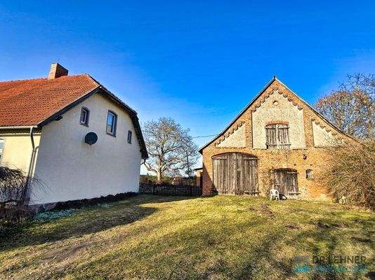 Hofzufahrt mit Scheune