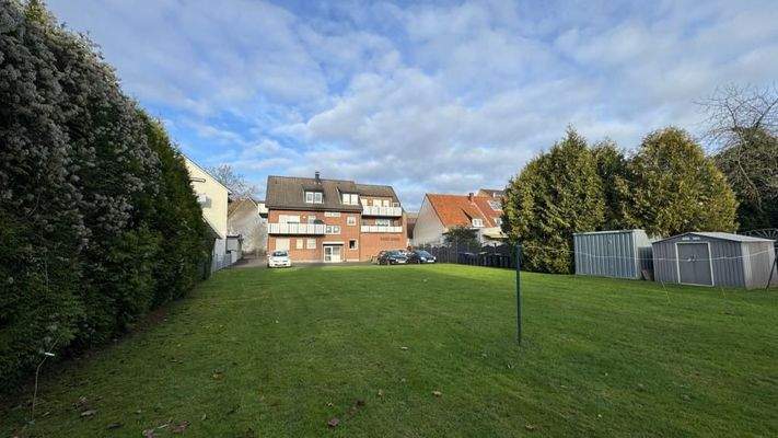 großzügiges Grundstück..