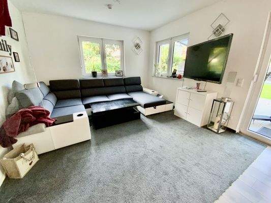 Wohnzimmer mit Zugang auf die Terrasse