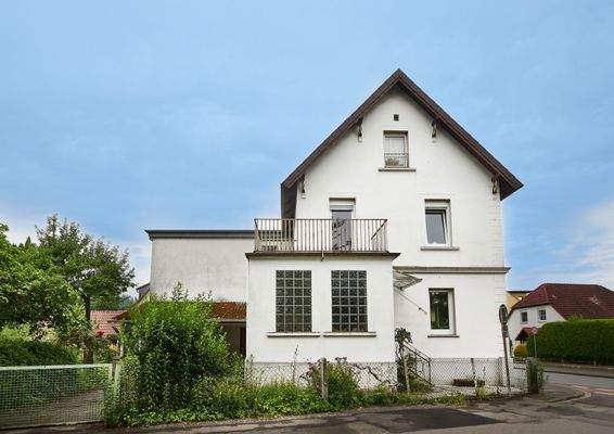 Das Haus mit Einfahrt und Garten