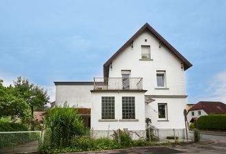 Das Haus mit Einfahrt und Garten