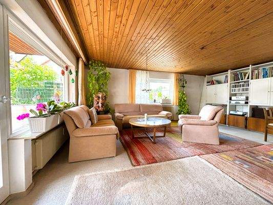 Wohn-/Essbereich mit Zugang zum Balkon