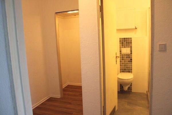 Abstellnische - Blick ins Bad