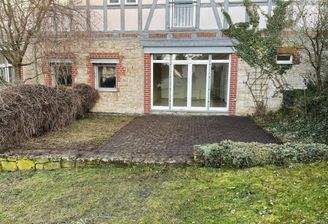 Ansicht aus dem Garten mit Terrasse