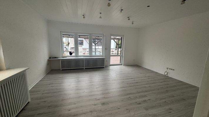 großes sonniges Wohnzimmer neu.Fenster neu.laminat