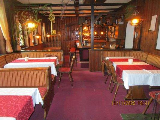 Gastraum mit Theke.JPG