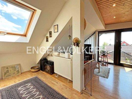 DG: Wohn- oder Schlafzimmer mit Loggia
