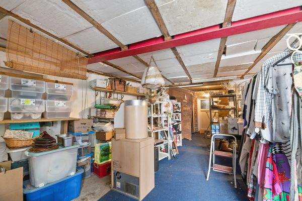 Geräumige Garage / Lager / Werkstattbereich