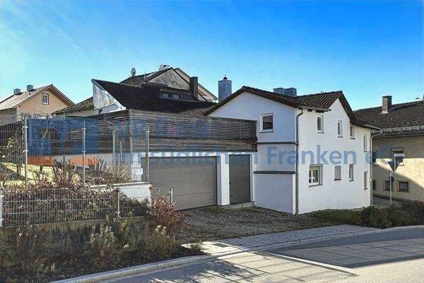 Ansicht mit Doppelgarage