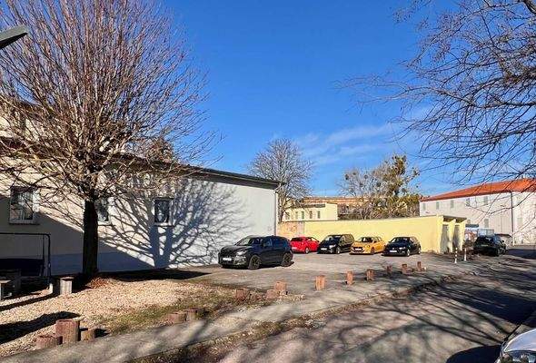 Parkplätze hinter dem Nebengebäude