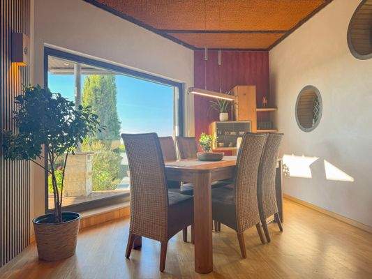 Essplatz mit Panoramafenster