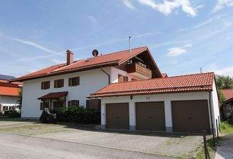 Blick auf das schöne Mehrfamilienhaus