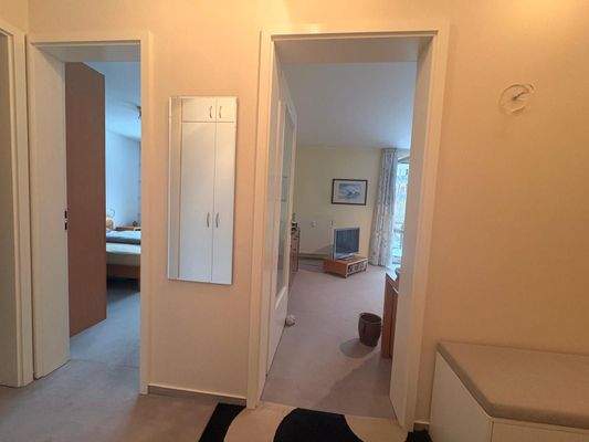 Flur mit Blick zum Schlaf- und Wohnzimmer 