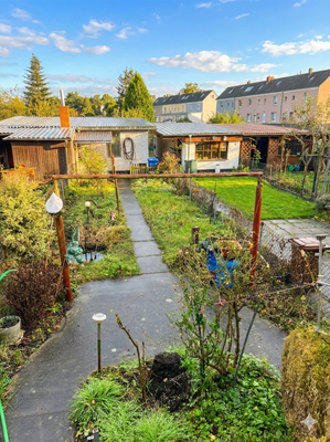 Garten und Weg zur Garage