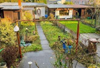 Garten und Weg zur Garage