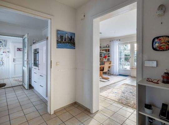 Flur mit Tür zur Küche