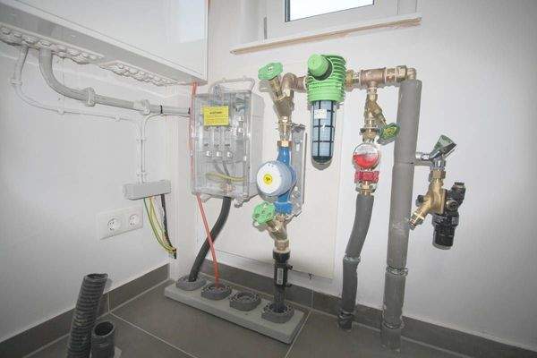 Versorgungsleitungen des Hauses im Technikraum