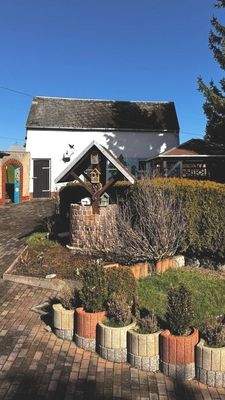 Nebengelass mit Brunnen