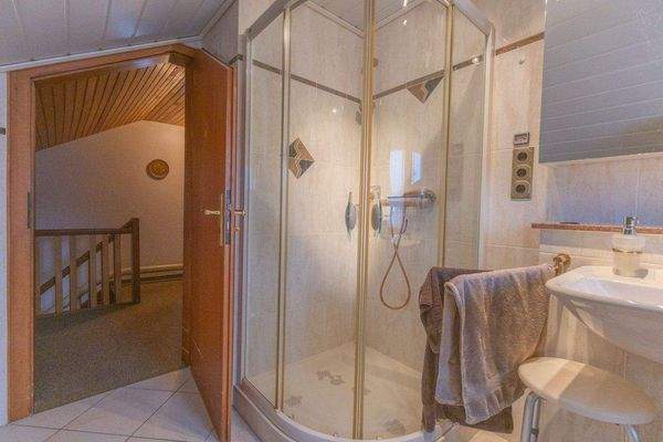   Tageslichtbad mit Dusche im OG