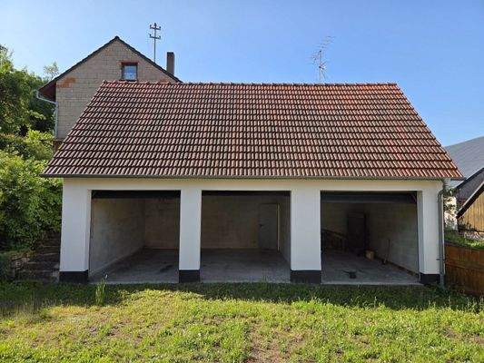 Stellplätze 1 u. 2 (von links) ohne Zwischenwand – Stellplatz 3 (rechts) mit Zwischenwand