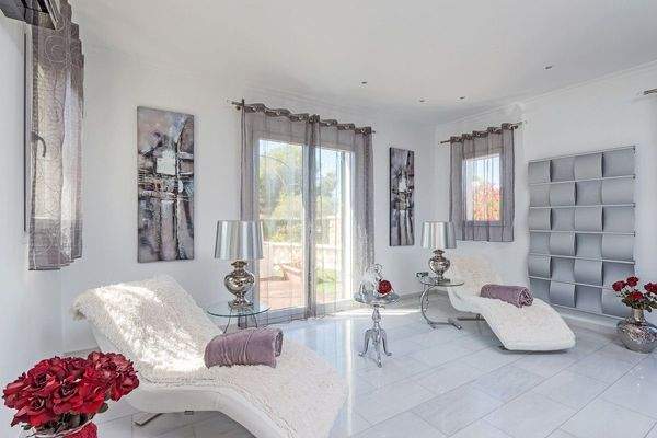 Loungebereich mit Panoramafenster