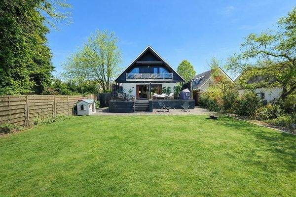 Blick aus dem Garten auf das Haus