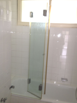 Wannenbad mit Duschabtren.