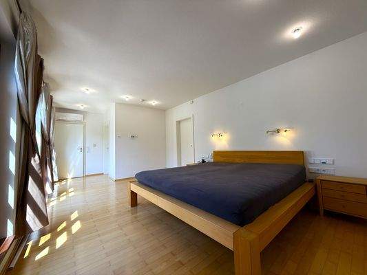 Elternschlafzimmer mit Bad en suite und eigenem Kleiderschrank