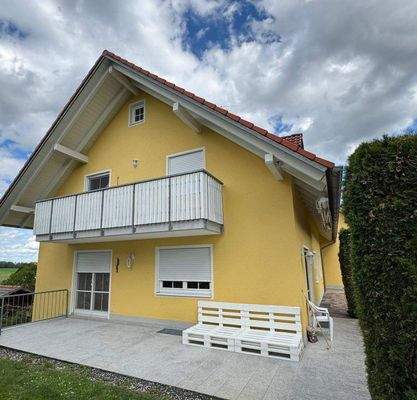 Haus Front Balkon.jpg