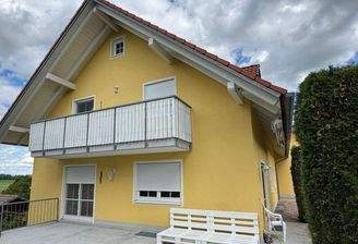 Haus Front Balkon.jpg