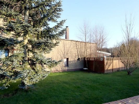 Hausansicht seitlich mit Garten