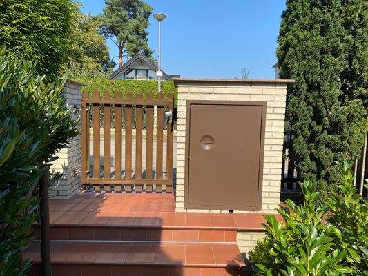 Eingangstor/ Mülltonnenbox