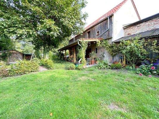 gepflegter Garten entlang der Grundstücksgrenze