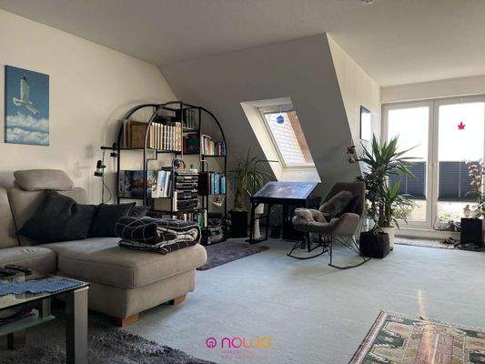 ...mit stylischer Schräge und Gaube...