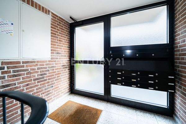 Haustür mit Briefkästen