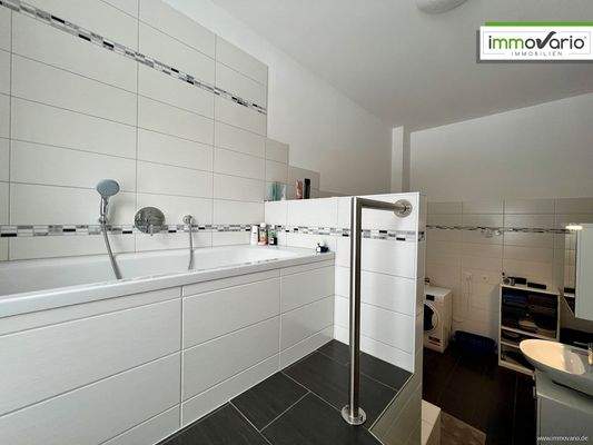 Blick von der Empore ins Bad