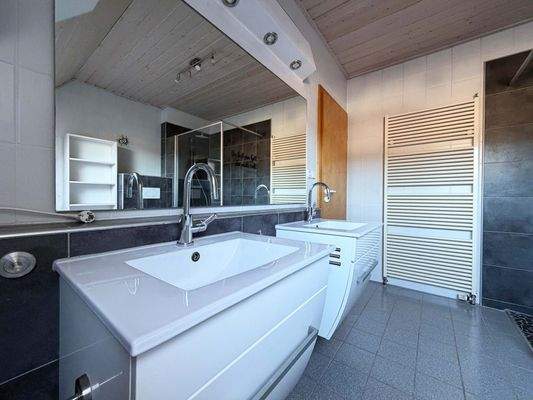 DG Badezimmer: Doppelwaschbecken mit Stauraum...einfach gut organisiert