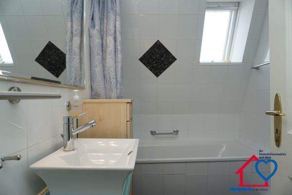 Badezimmer DG Badewanne.JPG