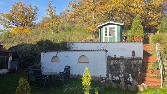 kleine Gerätehütte in höherer Ebene