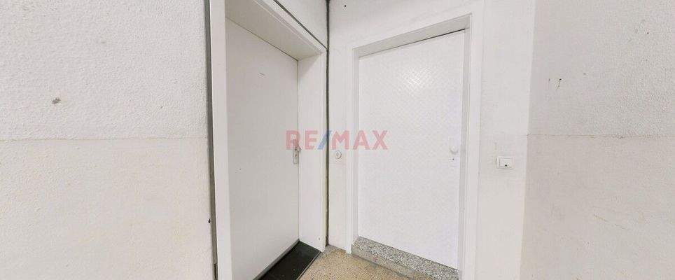 Hausflur_mit_Eingang_zu_Whg_5_und_6_1