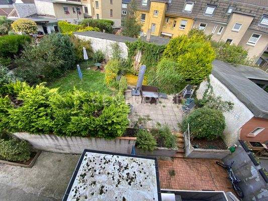 Blick in den Garten & auf Terrasse der Erdgeschosswohnung