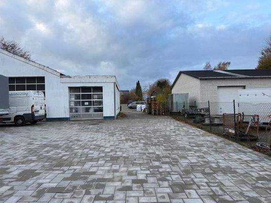 Zwei Zufahrten zur Halle