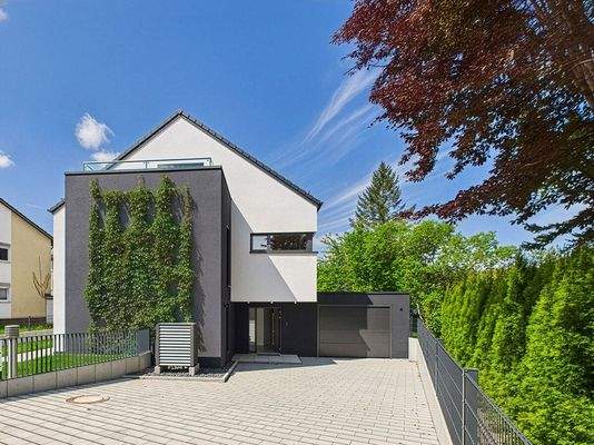 Hausansicht Einfahrt und Eingangsbereich