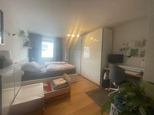 Schlafzimmer mit viel Platz