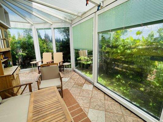 Wintergarten, umgeben vom Grün des eigenen Gartens